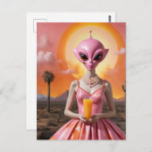 Alien Lady mit Orangensaft in der Wüste Postkarte (Vorne/Hinten)
