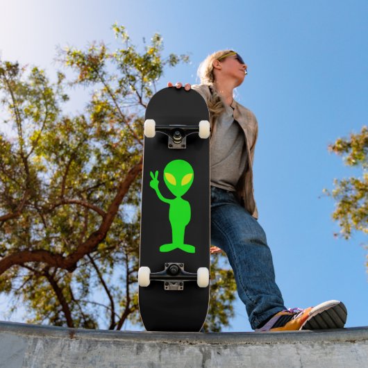ALIEN LITTLE GREEN MAN SKATEBOARD (Außenbereich 1)