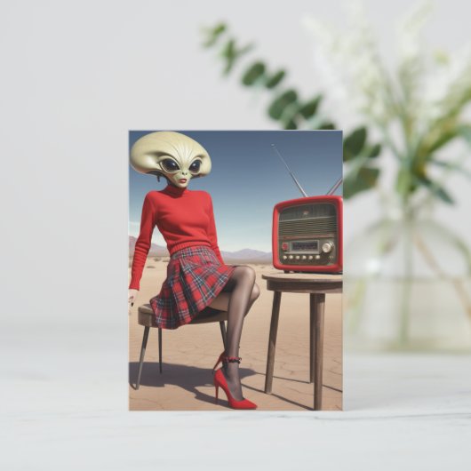 Alien mit einem Funkgerät in der Wüste Postkarte (Stehend Vorderseite)