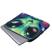 Alien mit Planeten-Reflektionen in den Augen Laptopschutzhülle (Vorne Knopf)