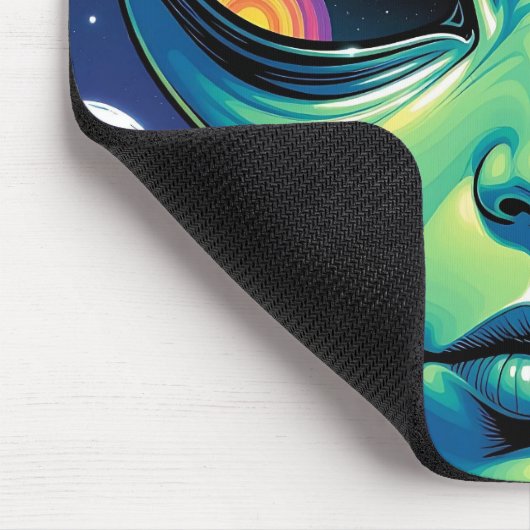 Alien mit Planeten-Reflektionen in den Augen Mousepad (Ecke)