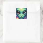 Alien mit Planeten-Reflektionen in den Augen Quadratischer Aufkleber (Tasche)