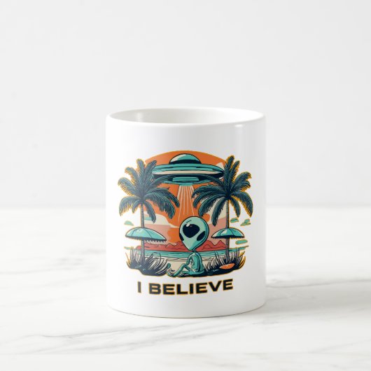 Alien mit UFO I BELIEVE Kaffeetasse (Mittel)
