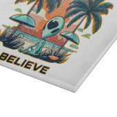 Alien mit UFO I BELIEVE Schneidebrett (Ecke)