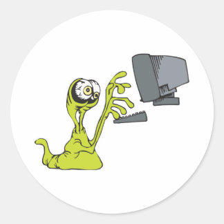 Alien-Monsterblob mit grünem Computer Runder Aufkleber
