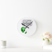 Alien Muttertag Runde Wanduhr (Zuhause)