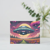 Alien Planet, die über das Feld der Blume fliegt Postkarte (Stehend Vorderseite)
