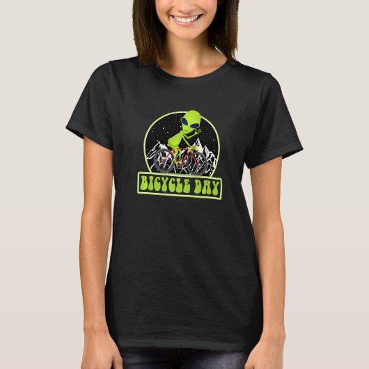 Alien Riding a Bicycle Funny Bicycle Day Cyclist G T-Shirt (Vorderseite)