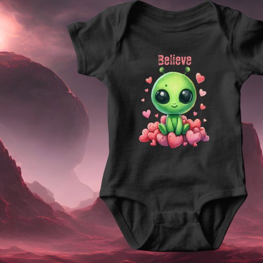Alien sitzend im Herzen Liebe UFO Glauben Scifi-Sp Baby Strampler