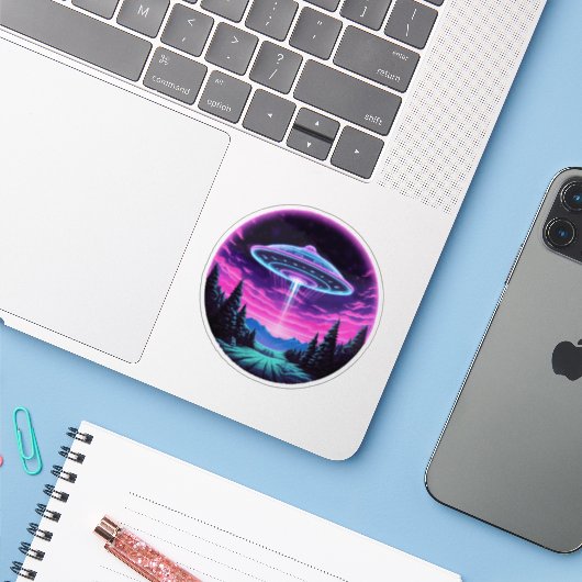 Alien Spaceship Retro Futuristic Aufkleber (Laptop mit iPhone)