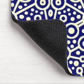 Alien-Stromkreis II - Creme auf dunkelblauem Mousepad (Ecke)