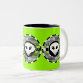 Alien TV Runde Tasse grün (VorderseiteRechts)