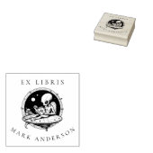 Alien über Raumfahrt beim Lesen menschlicher Büche Gummistempel (Stempel)