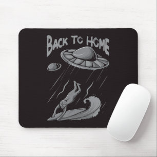 Alien-UFO-Surfing-Illustration mit Zurück nach Hau Mousepad