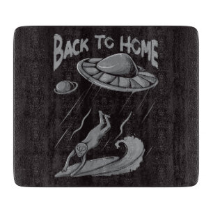Alien-UFO-Surfing-Illustration mit Zurück nach Hau Schneidebrett