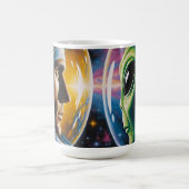 Alien und Astronaut im Weltraum Kaffeetasse (Mittel)