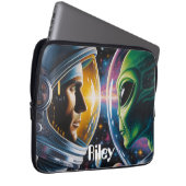 Alien und Astronaut im Weltraum Personalisiert Laptopschutzhülle (Vorne Rechts)