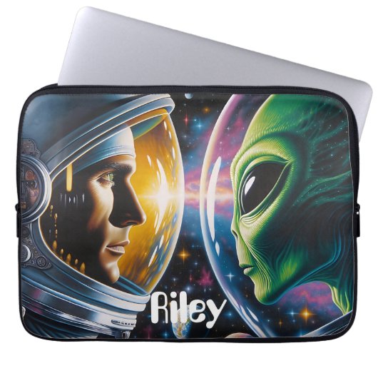Alien und Astronaut im Weltraum Personalisiert Laptopschutzhülle (Vorderseite)