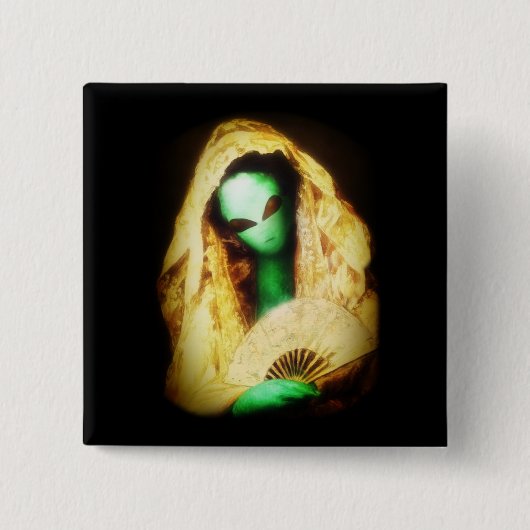 Alien Wearing a Lace Mantilla Button (Vorderseite)