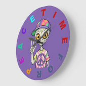 Alien zeigt das Hand Peace Zeichen 1 Große Wanduhr (Winkel)