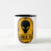 Alien Zone Alert Mug – Beware the Unknown Zweifarbige Tasse (Mittel)