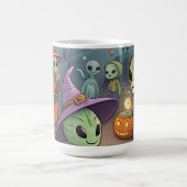 Aliens feiern Halloween auf der Erde – Kosmische K Kaffeetasse (Mittel)