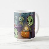 Aliens feiern Halloween auf der Erde – Kosmische K Kaffeetasse (VorderseiteRechts)
