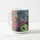 Aliens feiern Halloween auf der Erde – Kosmische K Kaffeetasse (Vorderseite Links)