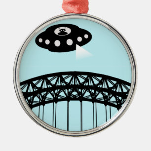 Aliens marschieren in Newcastle ein Silbernes Ornament