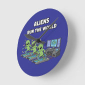 Aliens Run the World Runde Wanduhr (Winkel)