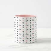 Alignierte rosa Herzen mit Name wiederholt Tasse (Zentrum)