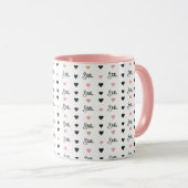 Alignierte rosa Herzen mit Name wiederholt Tasse (VorderseiteRechts)