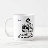 Alkohol ist eine Lösung in der Retro Chemie Kaffeetasse (Links)