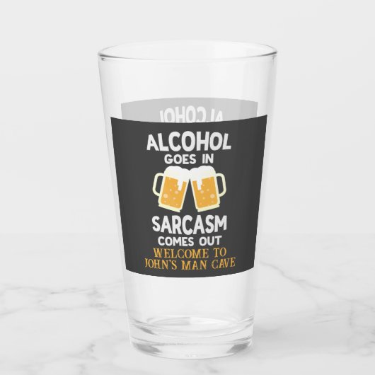 Alkohol kommt in weißem, gelben Funny Text Glas (Vorderseite)