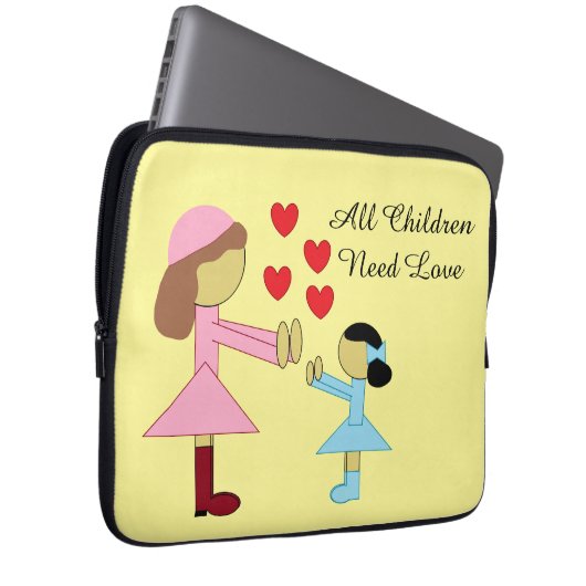 All Children Need Love: Light Yellow Laptopschutzhülle (Vorne Rechts)