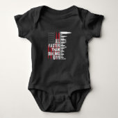 All Faster Than Dialing 911 American Flag Gun Baby Strampler (Vorderseite)