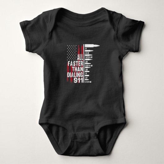 All Faster Than Dialing 911 American Flag Gun Baby Strampler (Vorderseite)
