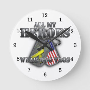 All My Heroes Wear Dog Tags Runde Wanduhr