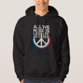 'ALL WE NEED IS LESS HATE' -Shirt Hoodie (Vorderseite)