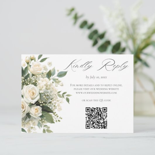 All White Hydrangeas Roses Wedding Website QR Code RSVP Karte (Stehend Vorderseite)