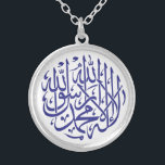 Allah Alhamdulillah Islamische Kalligrafie Versilberte Kette<br><div class="desc">Schönes islamisches Kalligrafiedesign für ihn.Bedeutung: "Es gibt keinen Gott,  außer Allah und Mohammed PBUH ist der letzte Prophet Allahs."</div>