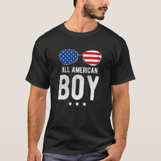 Alle amerikanischen Jungen mit Sonnenbrille und US T-Shirt