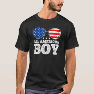 Alle amerikanischen Jungen mit Sonnenbrille und US T-Shirt