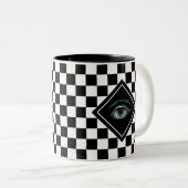 Alle Augen auf der schwarz-weißen Schach-Zauberei- Zweifarbige Tasse (VorderseiteRechts)