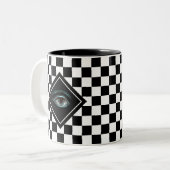 Alle Augen auf der schwarz-weißen Schach-Zauberei- Zweifarbige Tasse (Vorderseite Links)