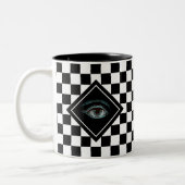 Alle Augen auf der schwarz-weißen Schach-Zauberei- Zweifarbige Tasse (Links)