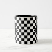 Alle Augen auf der schwarz-weißen Schach-Zauberei- Zweifarbige Tasse (Mittel)