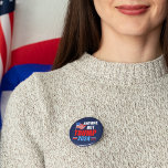 Alle außer Trump 2024 Funny Political Blue Button<br><div class="desc">Stimmen Sie für jeden außer Trump bei den Wahlen 2024,  um patriotisch bleibe. Republikaner und Demokraten müssen sich gegen Donald Trump vereinen und Joe Biden wählen,  um Amerika sicher behalten. Amerikanische Flagge auf einem politischen Humor-Knopf mit Anti-Trump-Botschaft.</div>