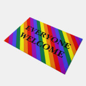 Alle begrüßen LGBT-Farben Fußmatte (Schrägansicht)