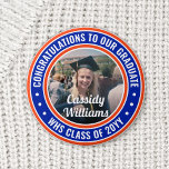 Alle Foto-Glückwünsche für Text-Abschluss Orange u Button<br><div class="desc">Sprechen Sie mit Glückwunsch und zeigen Sie Ihren Stolz auf den Absolvent mit coolen personalisierten Foto-Buttons / Abzeichen. (IMAGE PLACEMENT TIP: Eine einfache Möglichkeit, ein Foto genau so zu zentrieren, wie Sie es gewollt haben, ist es, es einzuschneiden, bevor Sie es auf die Zazzle-Website hochladen.) Der gesamte Text ist einfach...</div>